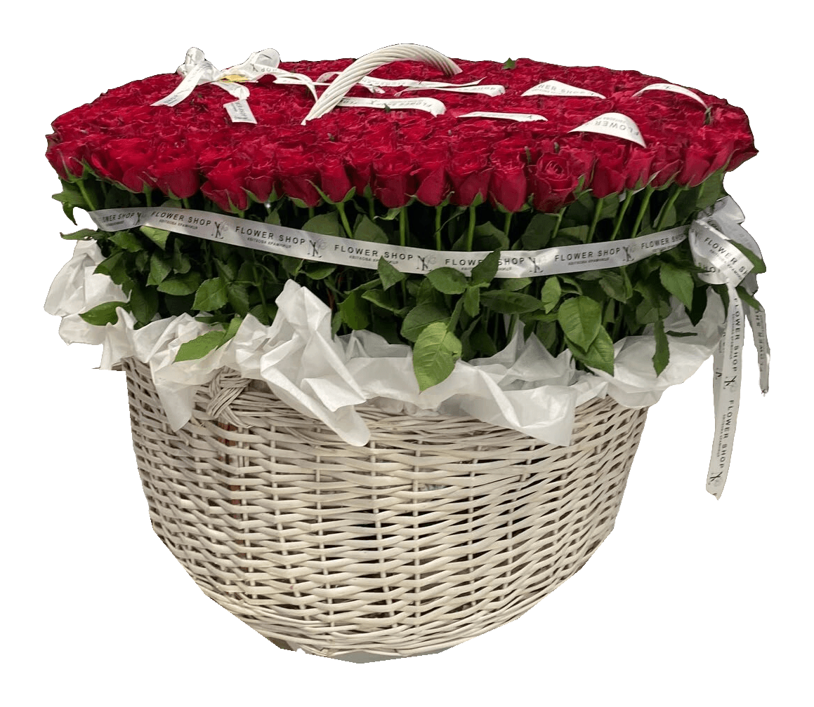 Corbeille en osier blanc remplie de roses rouges